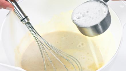 Sekoita joukkoon jauhot vähän kerrallaan ja koko ajan vatkaten. Lisää suola ja olut.