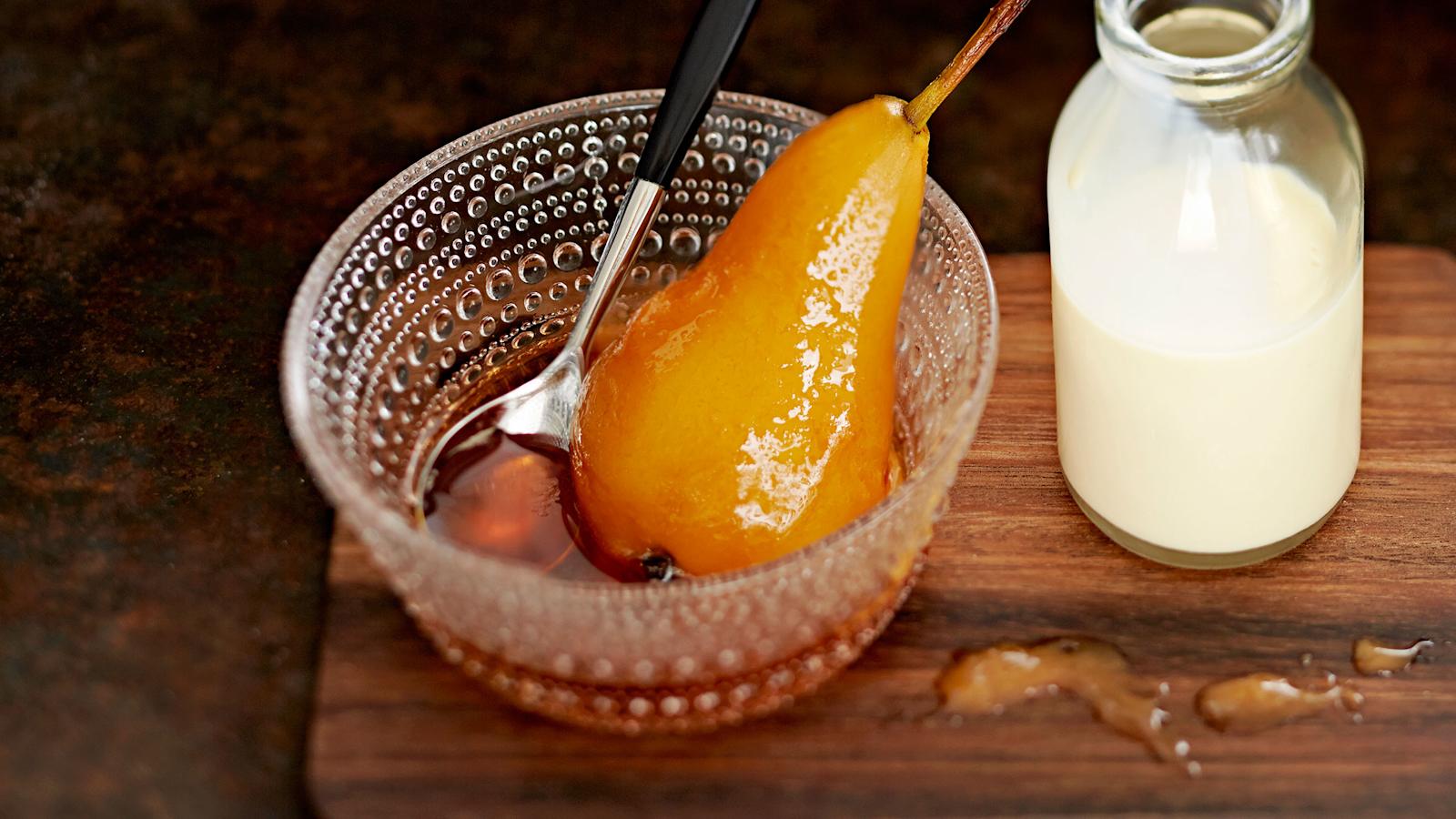 Rooibosteessä keitetyt päärynät