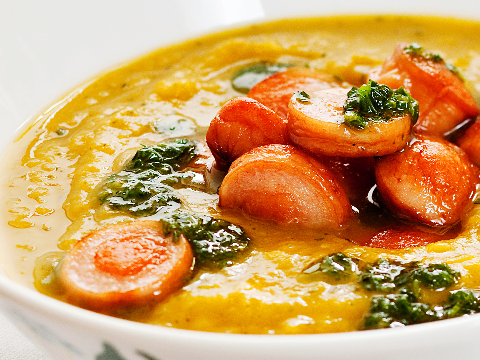 Nakki-kasvissosekeitto ja yrttiöljy