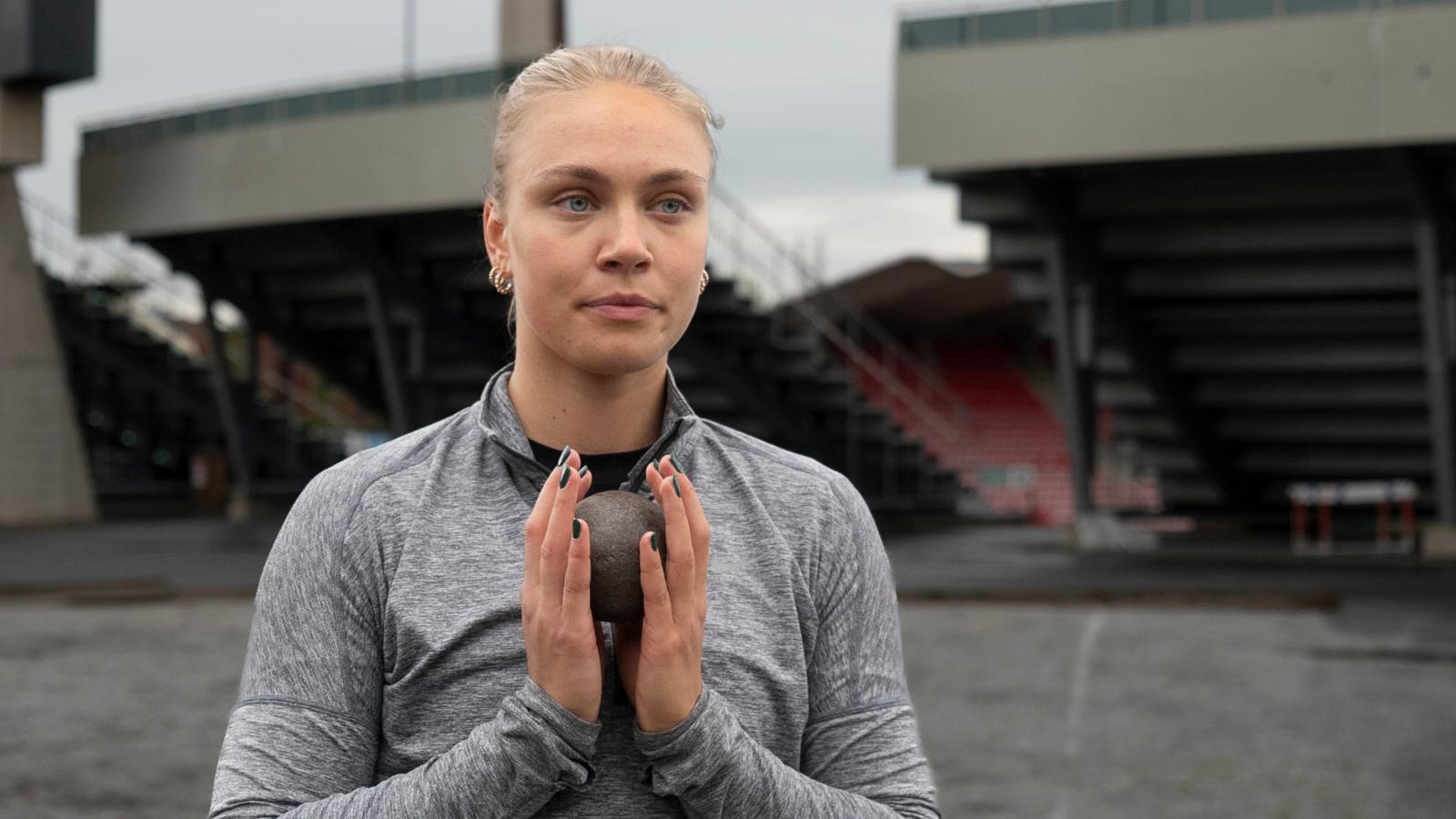Yleisurheilija Vilma Itälinna Ratinan Stadionin ylätasanteella. Pitää käsissään kuulantyöntökuulaa