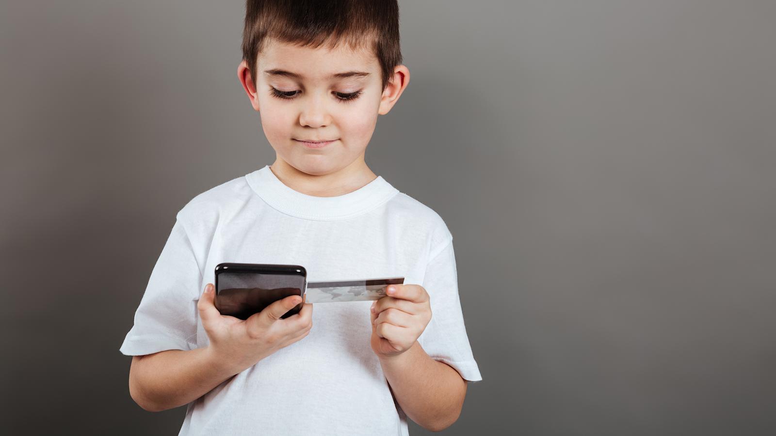 Pankkikortti on lapselle käteistä kätevämpi tapa opetella rahankäyttöä.