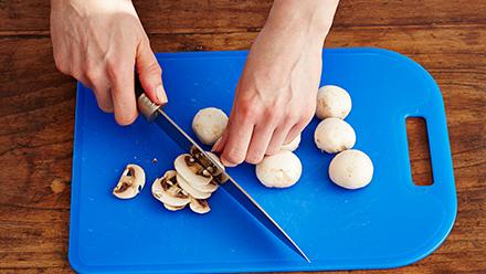 Valmista kastike. Puhdista ja viipaloi sienet. Paista ne voissa pannulla.