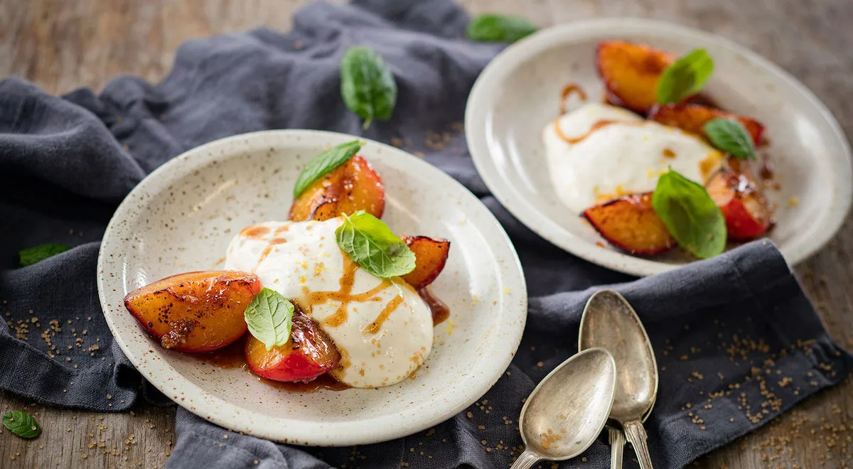 Paahdetut luumut ja sitruunaruohomoussea