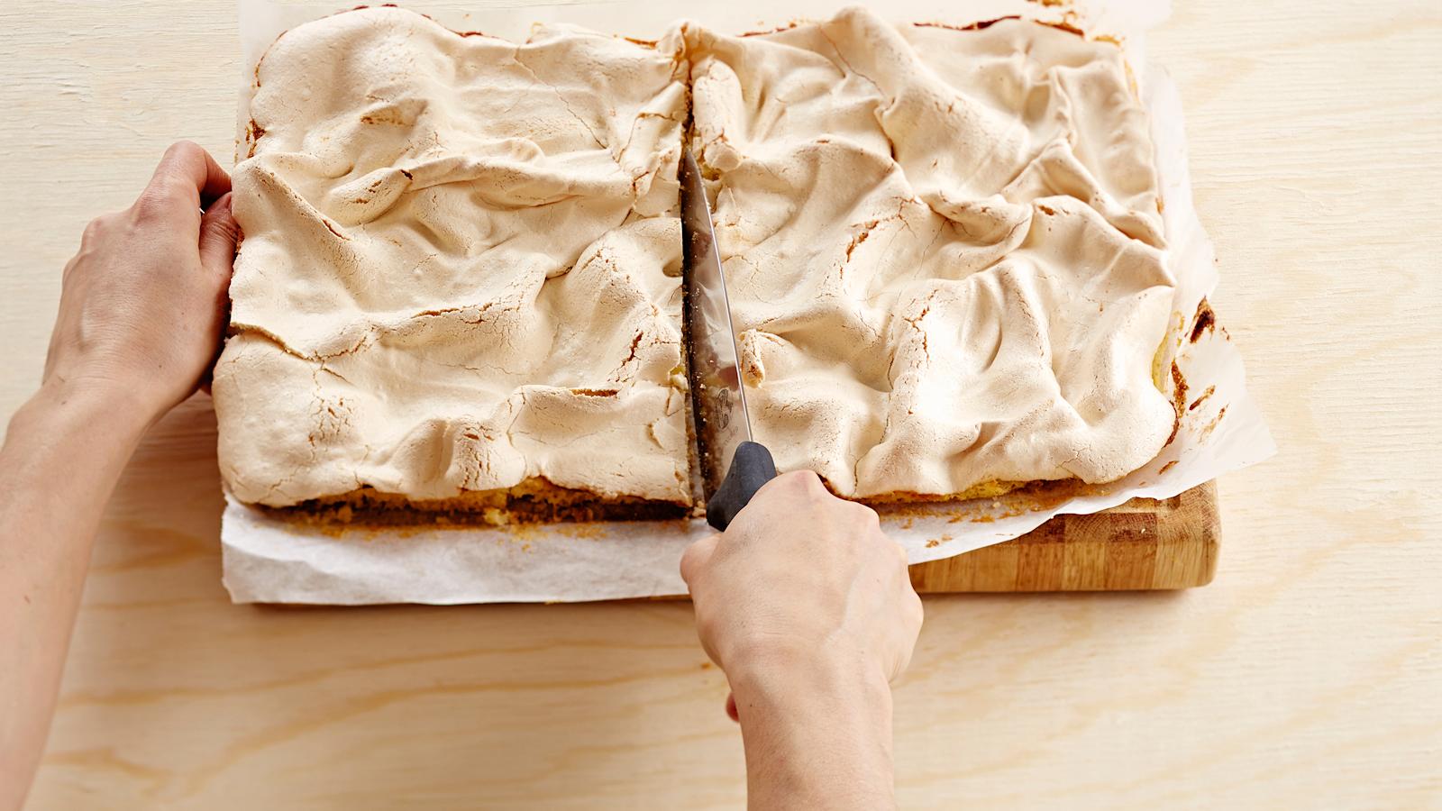 Paista pohjalevyä 175-asteisen uunin keskitasolla noin 25 minuuttia tai kunnes marenki on kauniin ruskea. Anna pohjan jäähtyä ja leikkaa se kahtia.