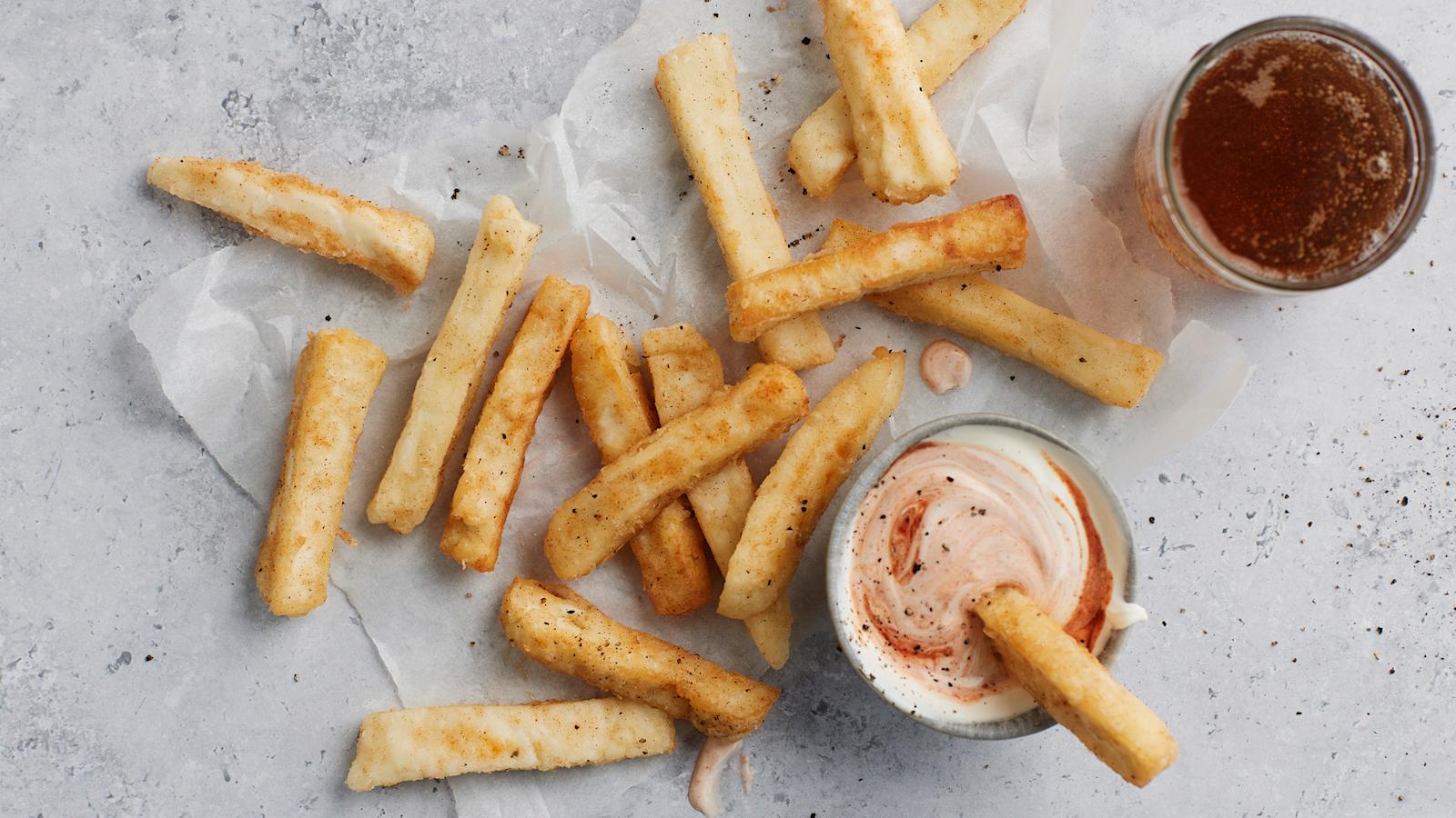 Halloumiranskalaiset ja srirachadippi