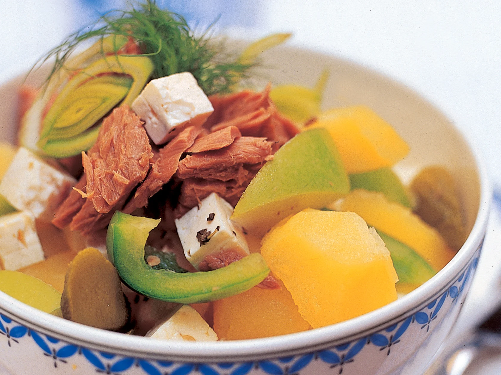 Feta-tonnikalasalaatti