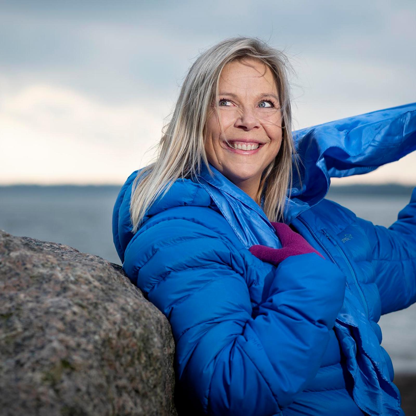 ”Ei tarvitse olla syöpälapsen äiti, että on oikeutettu väsymään ja hakemaan apua. Tärkeää olisi, että muistamme sen aina, kun kohtaamme toisia ihmisiä. Aina voi tukea toista hymyllä ja ystävällisillä sanoilla”, Petra Lindell sanoo.