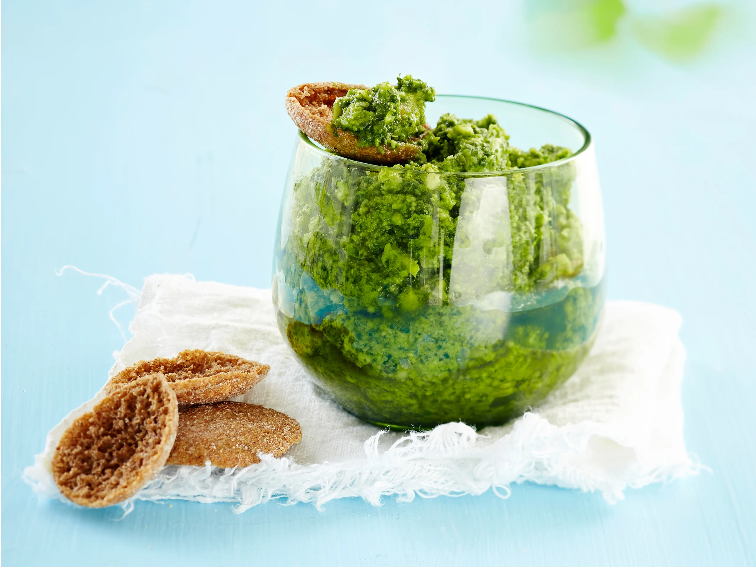 Lehtikaali-basilikapesto