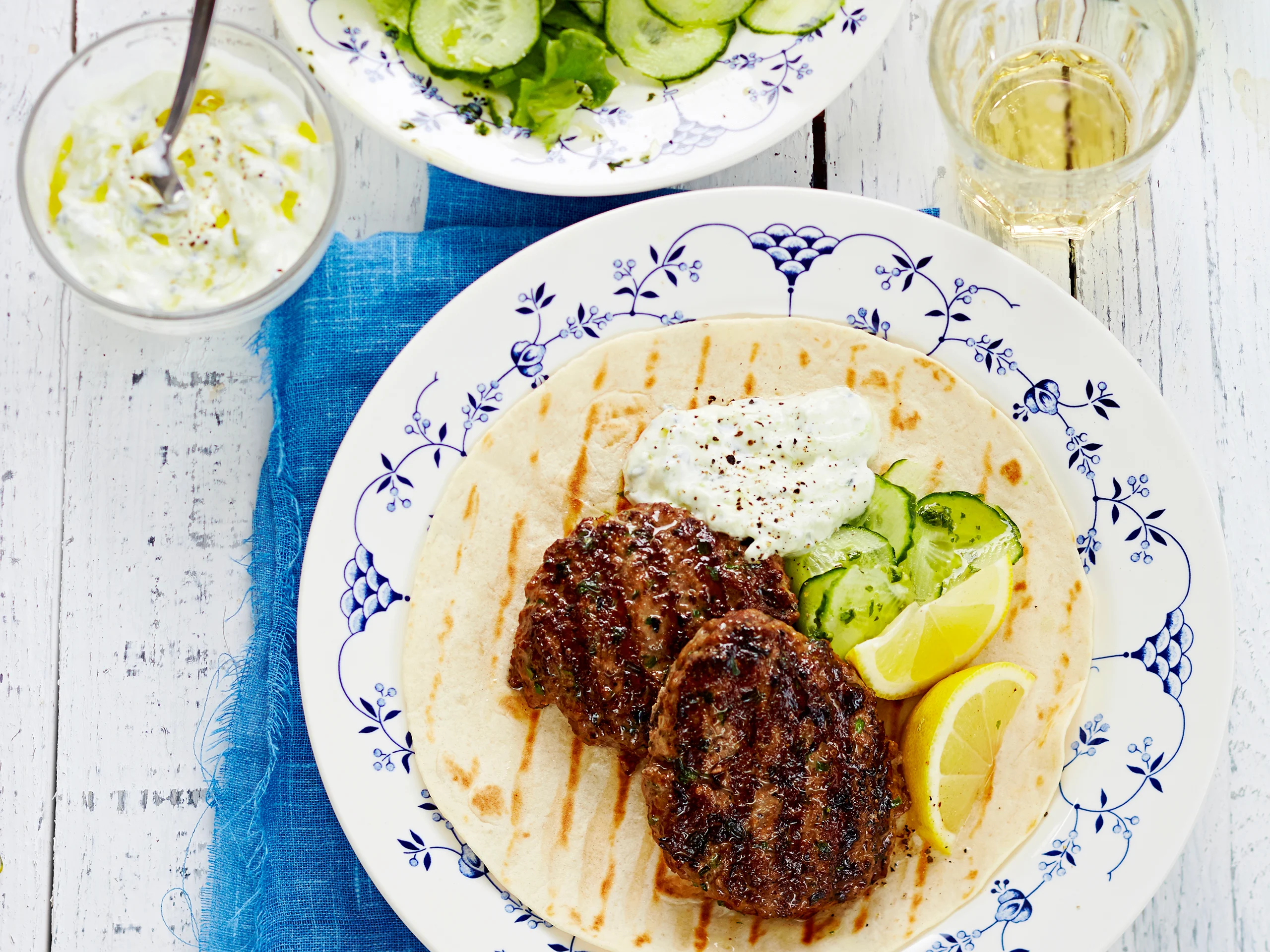 Ruohosipulipihvit ja basilika-tsatsiki