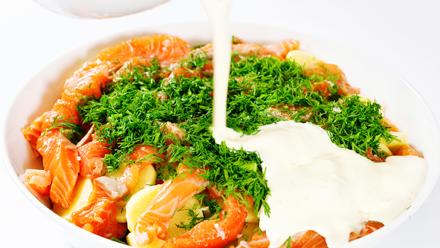 Yhdistä kulhossa kerma ja munat. Valuta seos vuokaan. Paista laatikkoa 200-asteisen uunin keskitasolla noin 60 minuuttia.