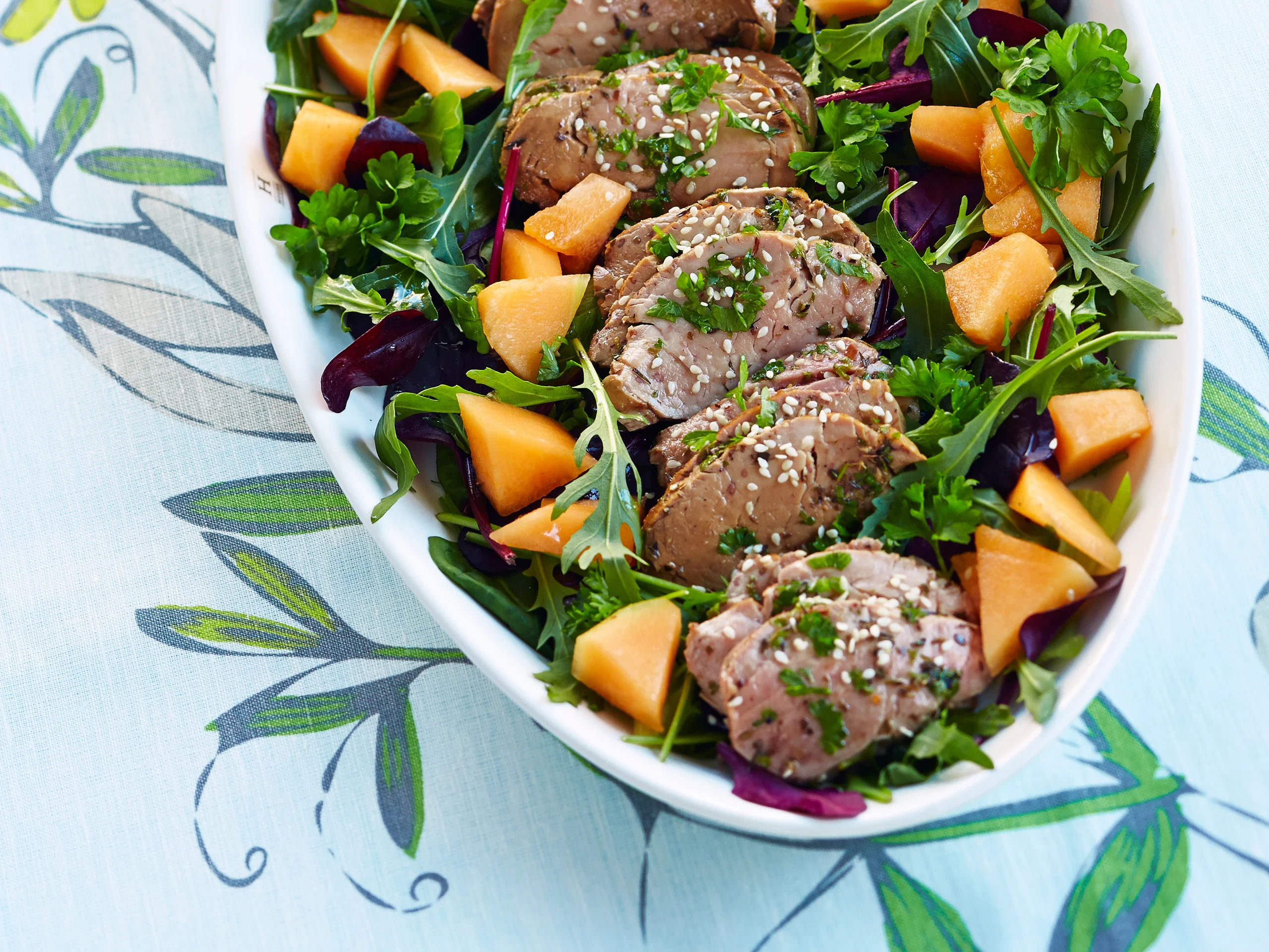 Marinoitu possunfilee salaattipedillä