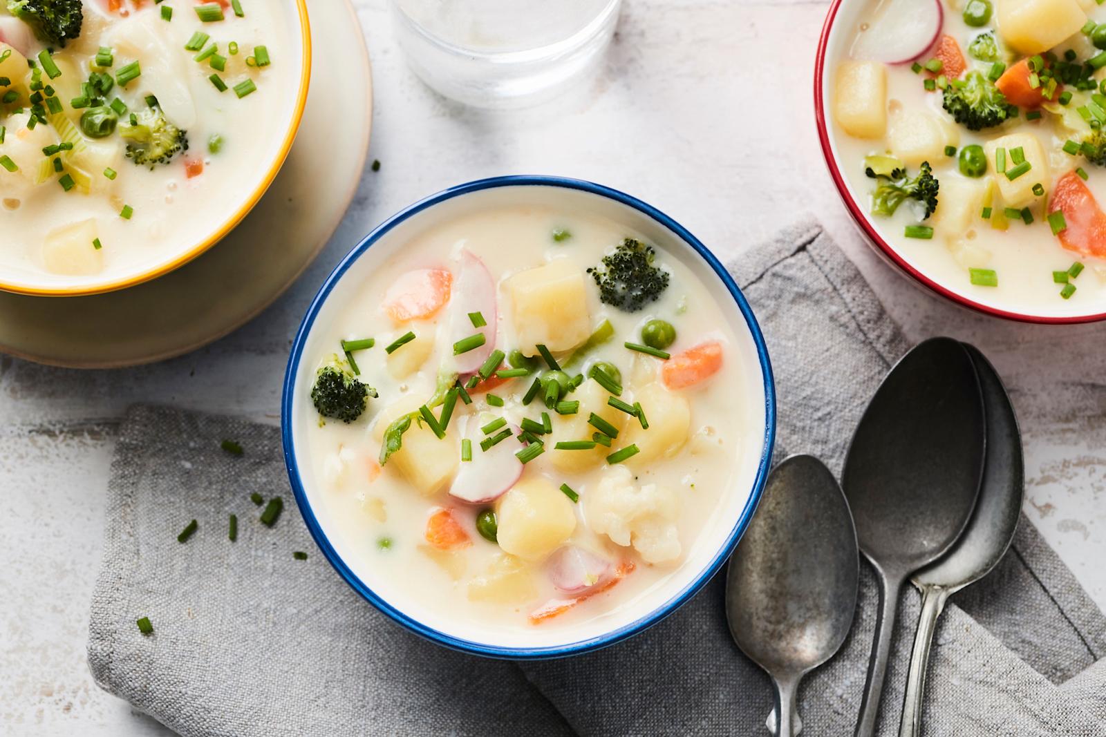 Kesäkeittoa kolmessa kulhossa.