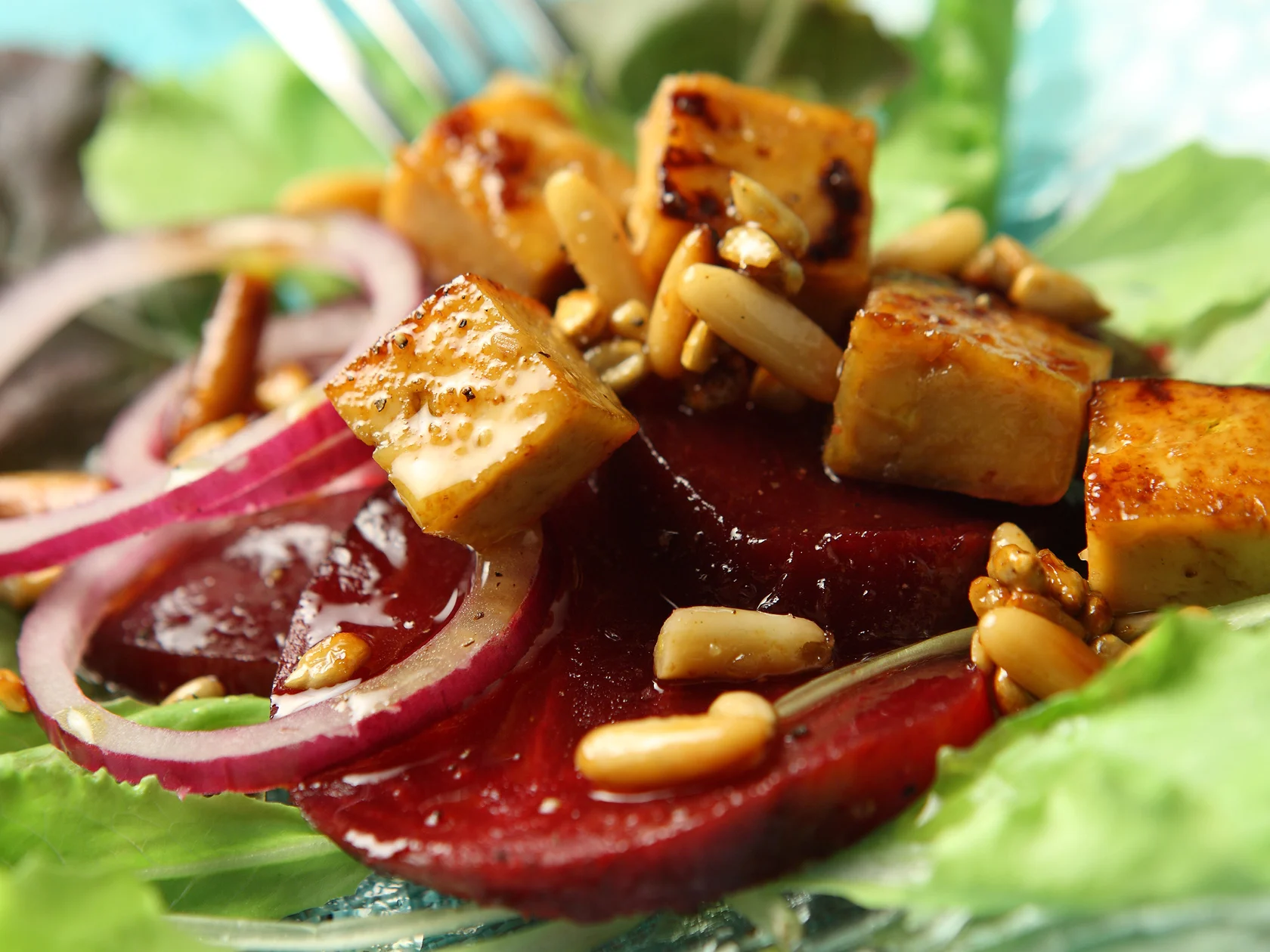 Hunajainen tofu-punajuurisalaatti