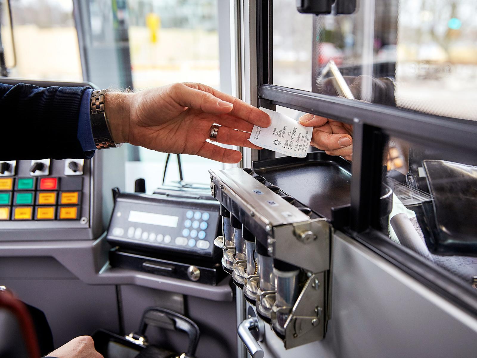 Raitiovaunulipun saa edelleen myös käteisellä
