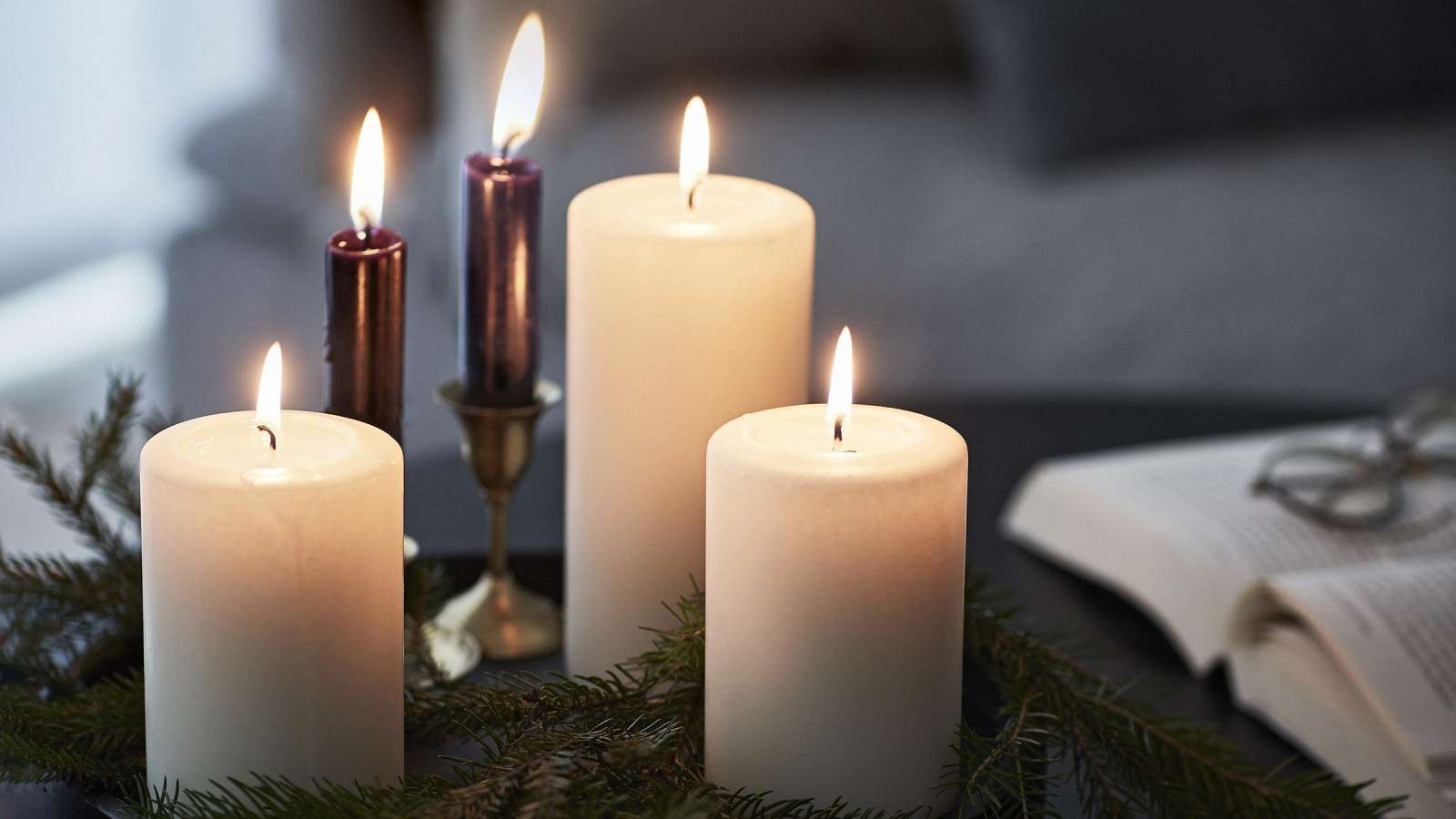 Suomalaiset ostavat eniten valkoisia kynttilöitä. Tunnelmallisessa kuvassa kolmea valkoista Havi-kynttilää.