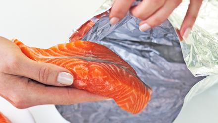 Kuumenna uuni 275 asteeseen. Anna uunipellin kuumentua uunissa. Siirrä lohimedaljongit savustuspussiin.