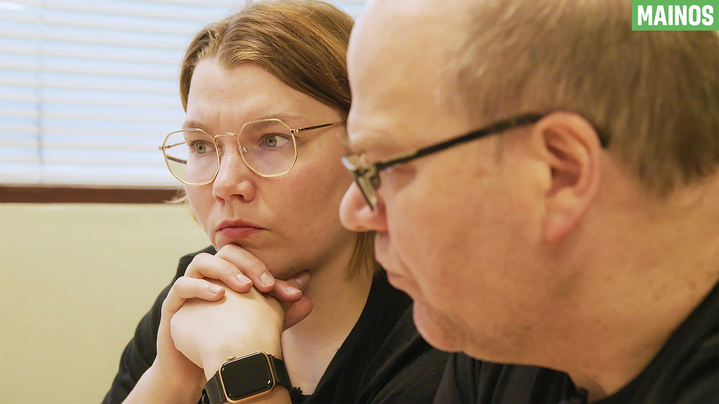 Mari Palin pohtii isänsä Raimo Vähäsarjan kanssa nopeasti muuttunutta tilannetta.