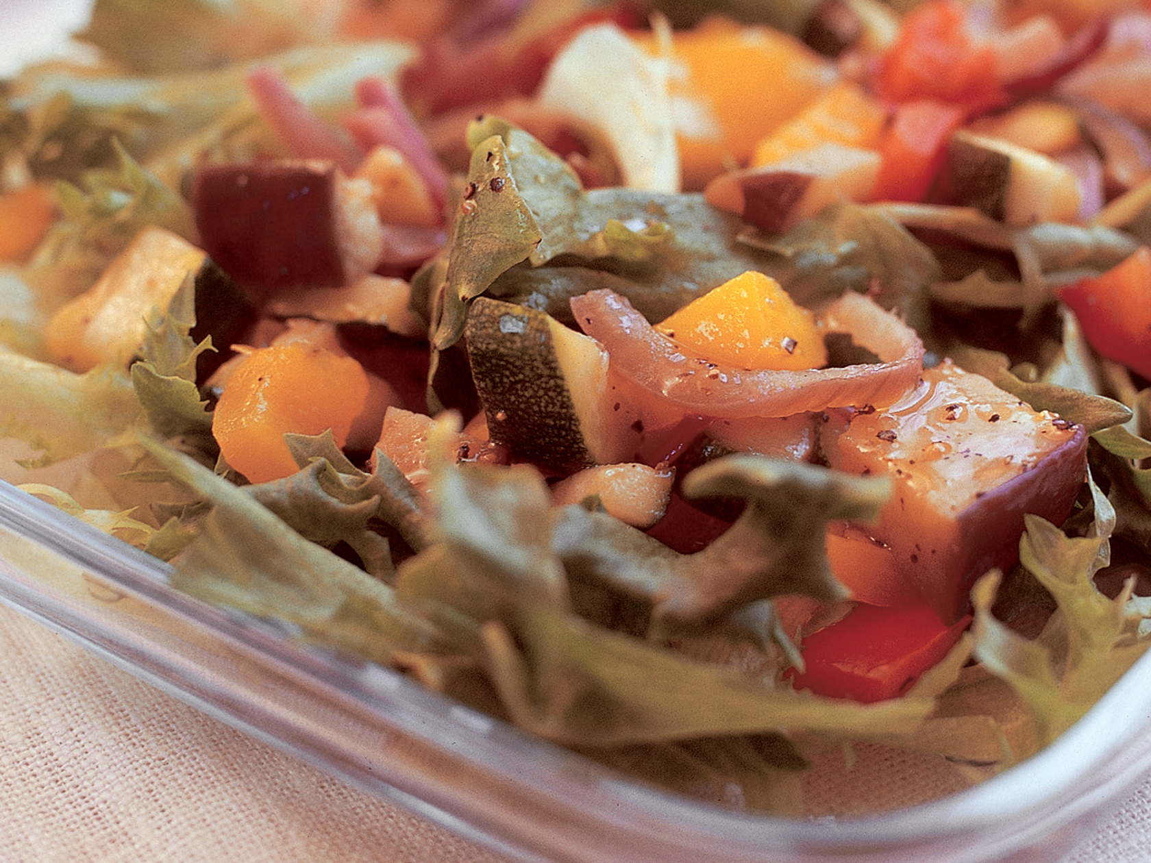 Salaattia ja paahdettuja kasviksia