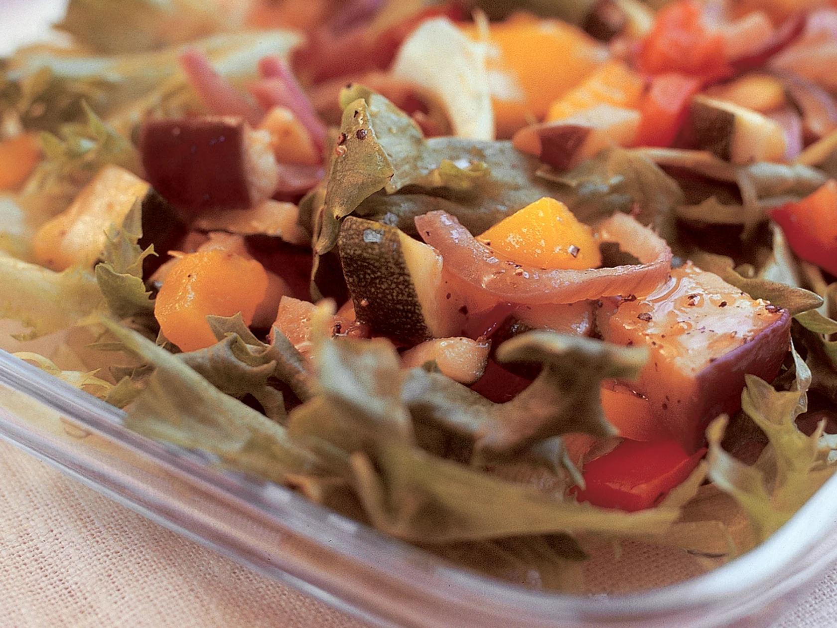 Salaattia ja paahdettuja kasviksia