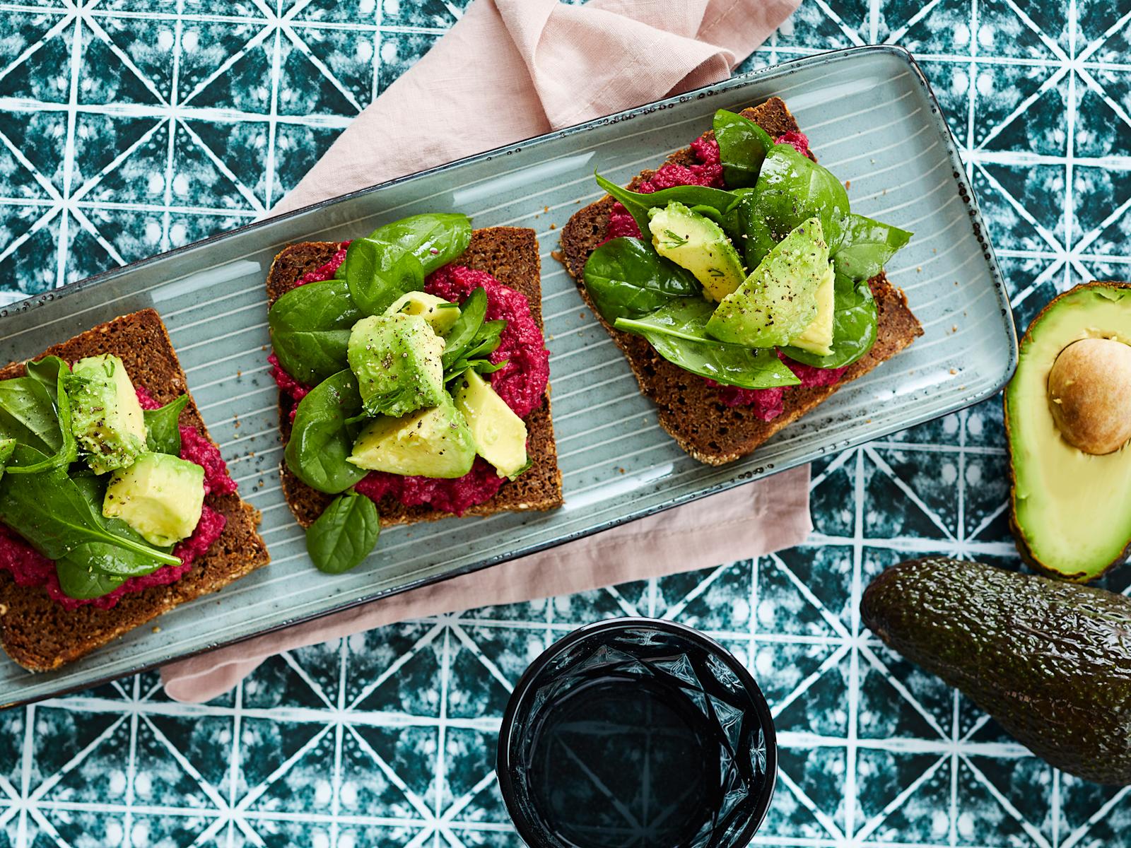 Avokado-punajuurihummusleivät