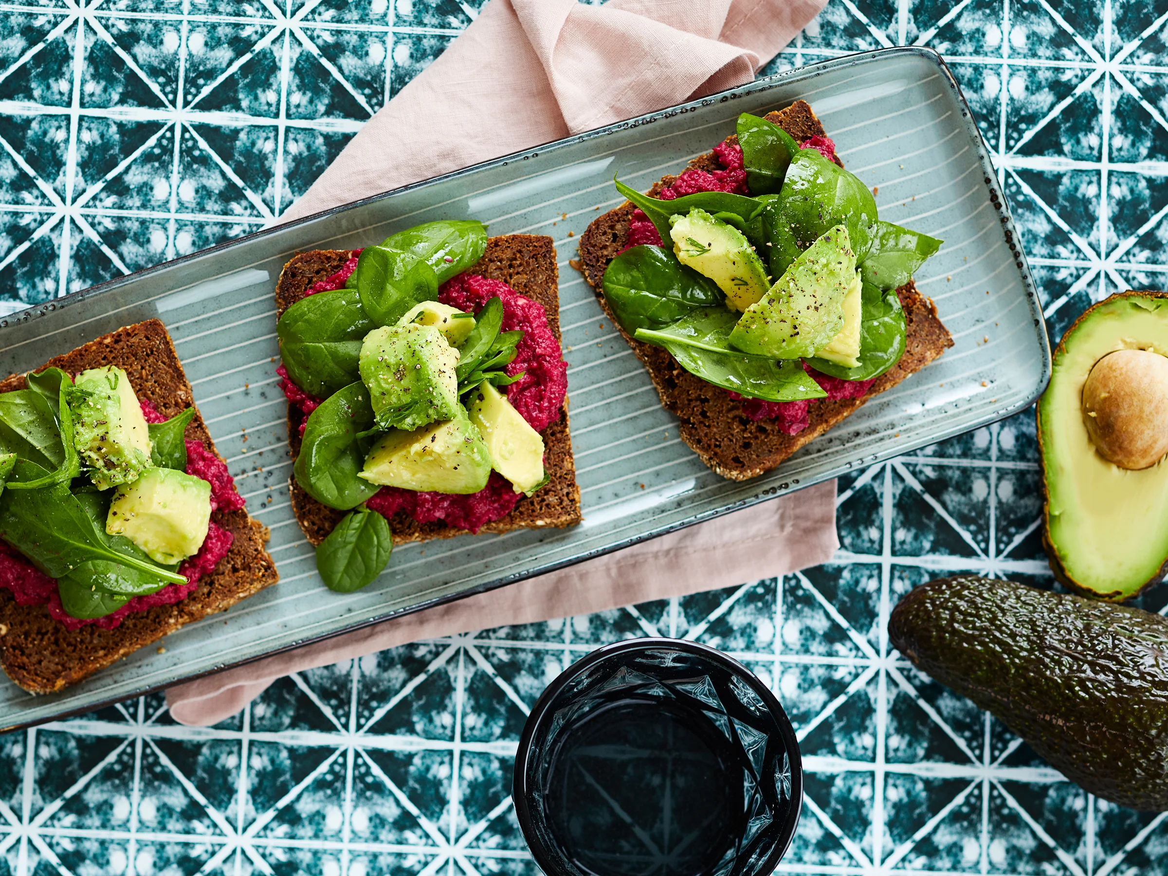 Avokado-punajuurihummusleivät