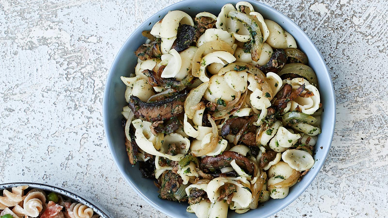 Kasvisvoimailijan nyhtökaura-sienipasta