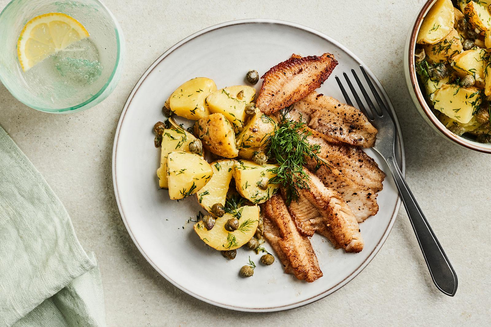 Lämmin perunasalaatti ja paistetut ahvenet