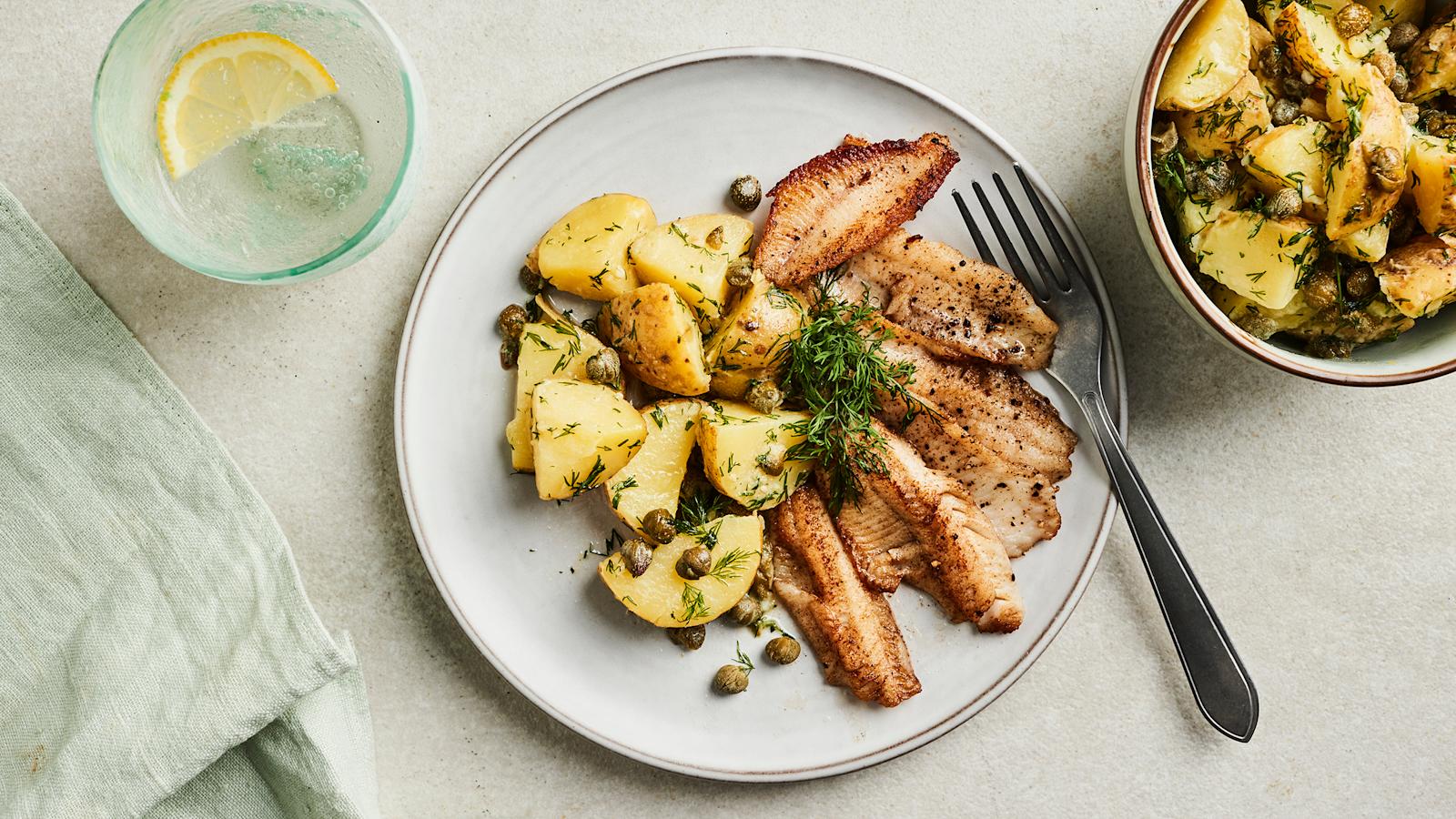 Lämmin perunasalaatti ja paistetut ahvenet