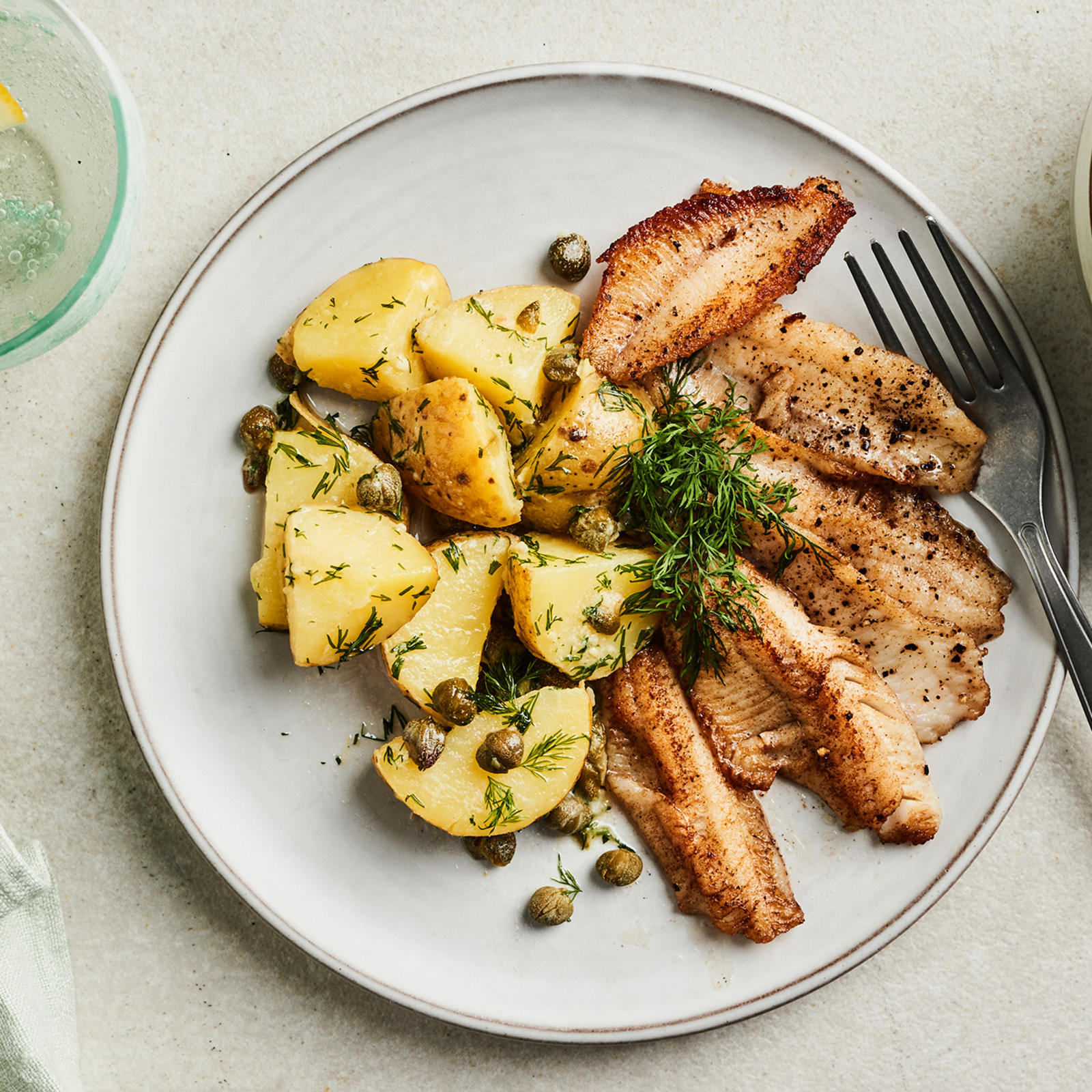 Lämmin perunasalaatti ja paistetut ahvenet