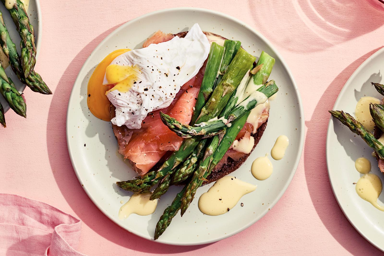 Eggs Benedict kylmäsavulohella