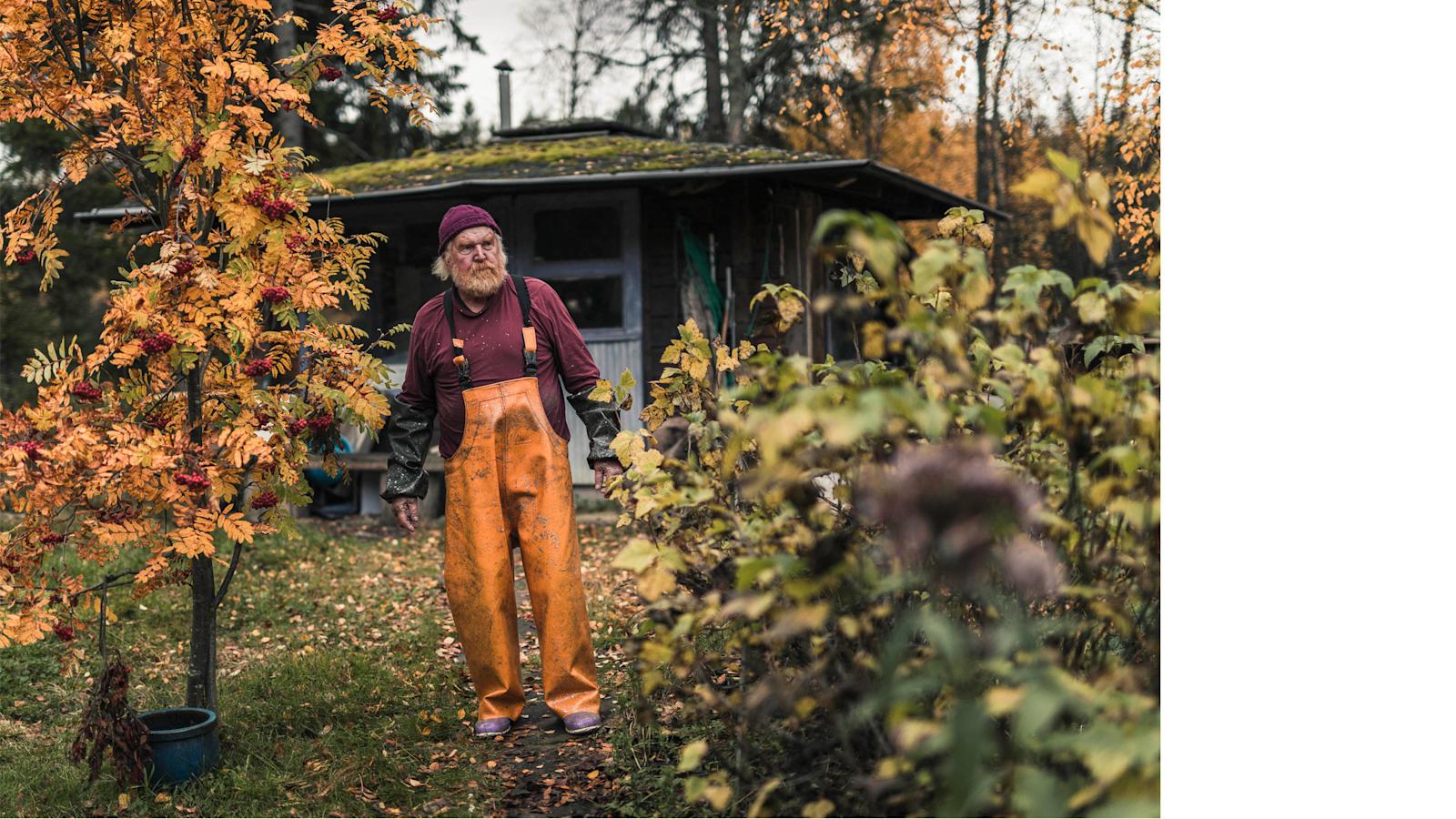 Kalastaja Esa Pirkola kotipihallaan Kalajoen Rahjassa.