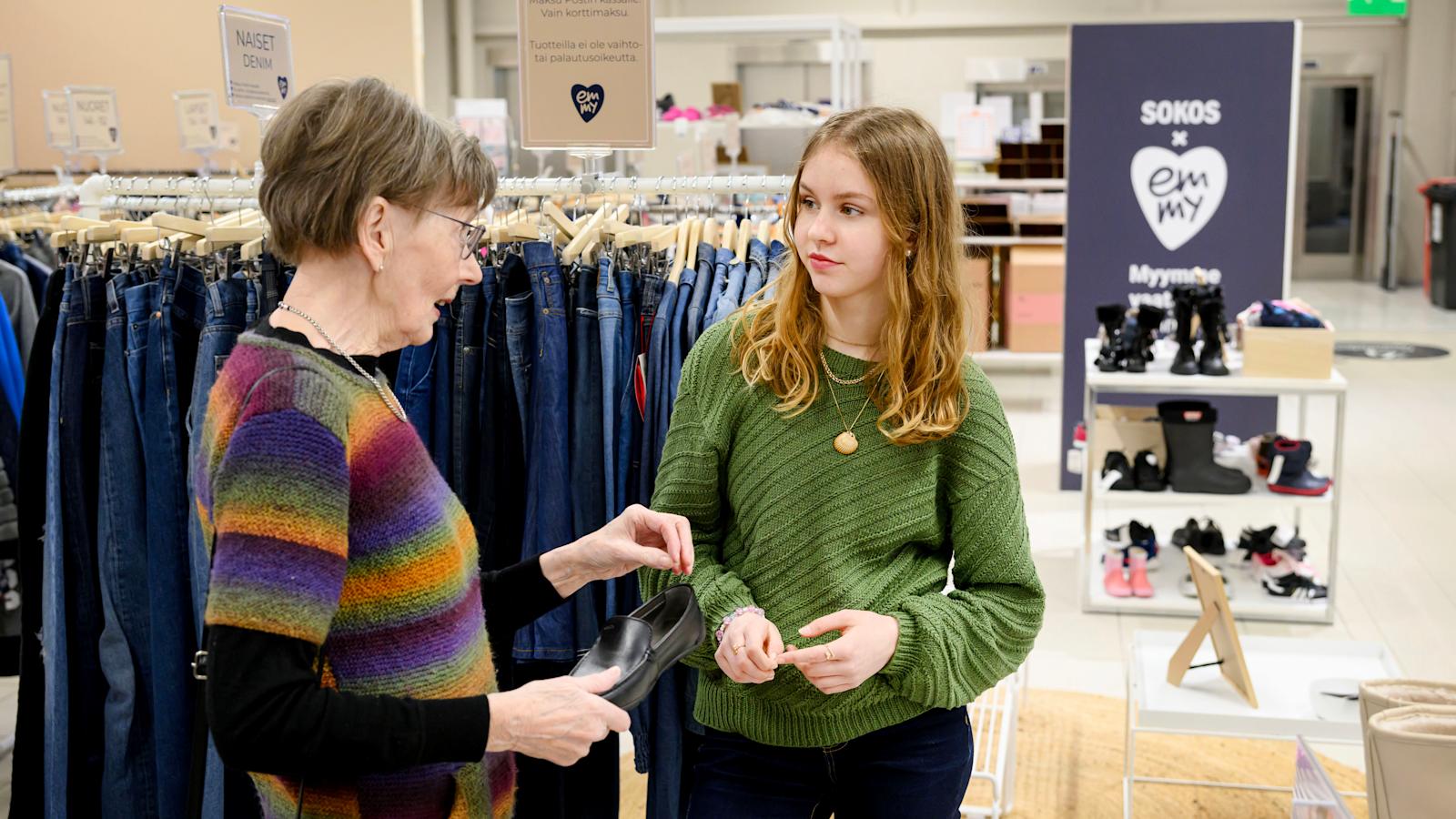 Isoäiti ja teini-ikäinen tyttärentytär keskustelevat