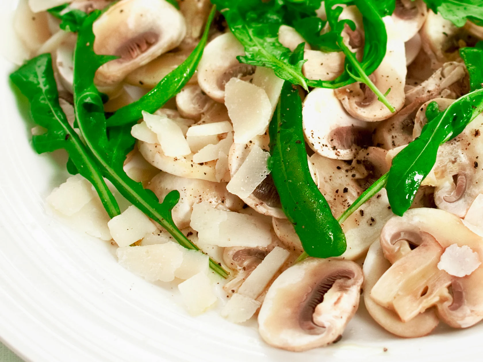 Herkkusieni-rucolasalaatti