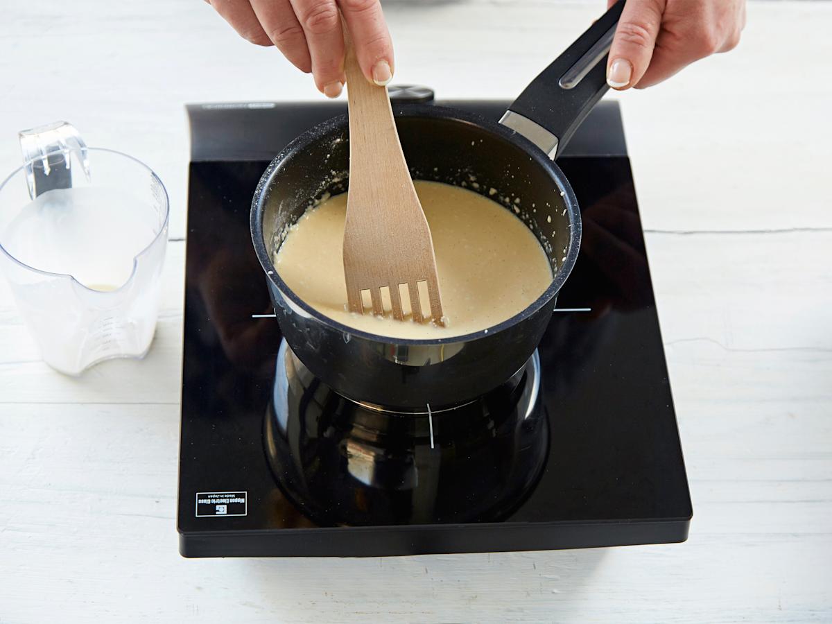 Tee taikinan levätessä täytekiisseli. Mittaa ainekset kattilaan. Kuumenna hitaasti kiehuvaksi ja ota kiisseli pois levyltä, kun se pulpahtaa kerran. Anna jäähtyä.