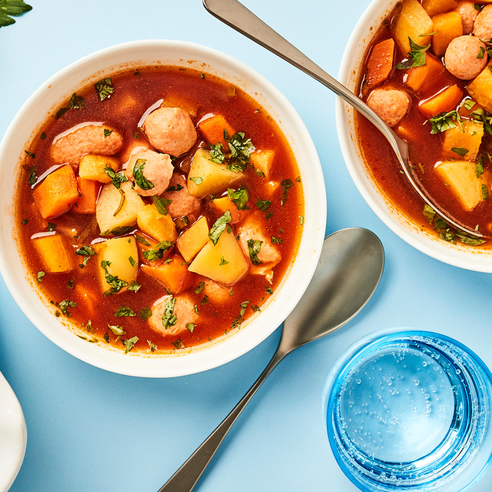 Tomaattinen siskonmakkarakeitto