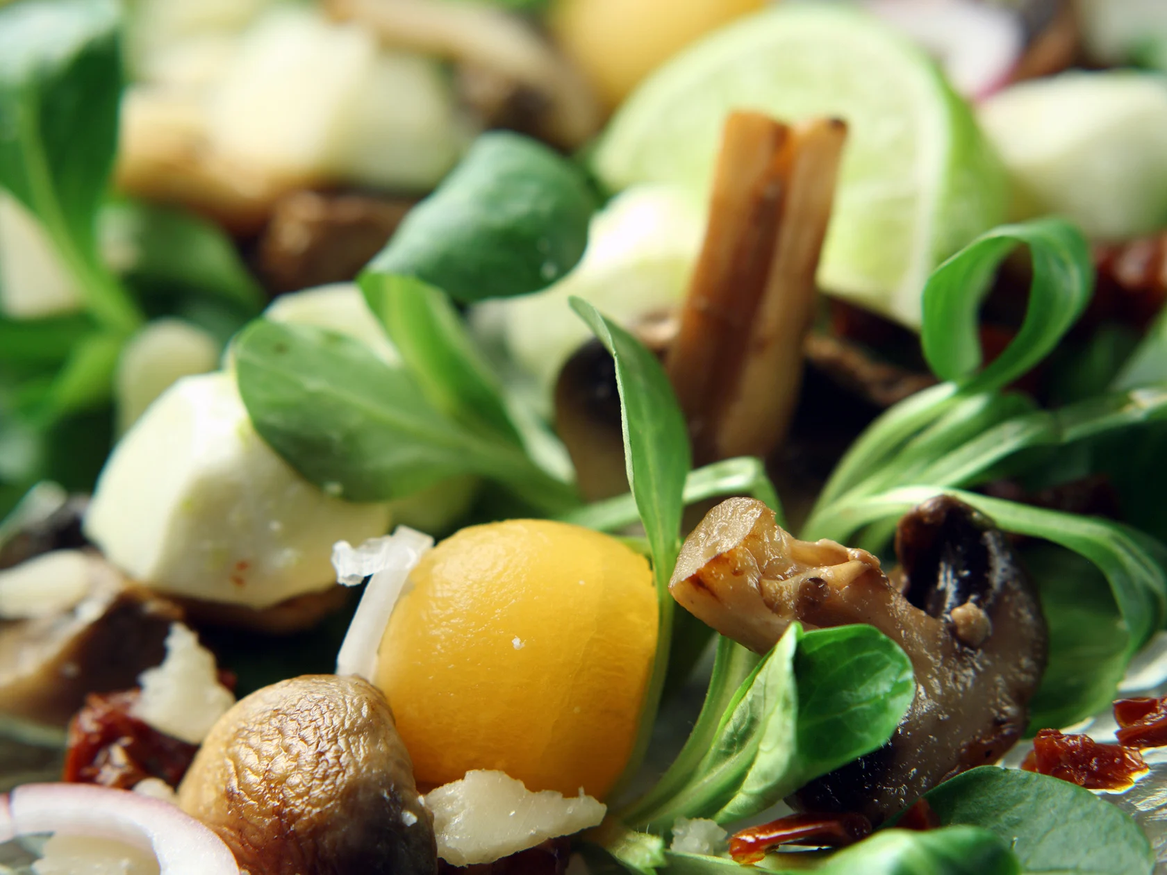 Limettimarinoitu mozzarellasalaatti