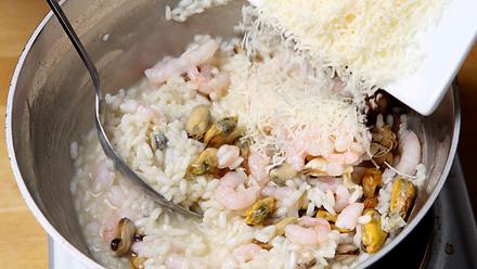 Lisää parmesaanijuustoraaste.