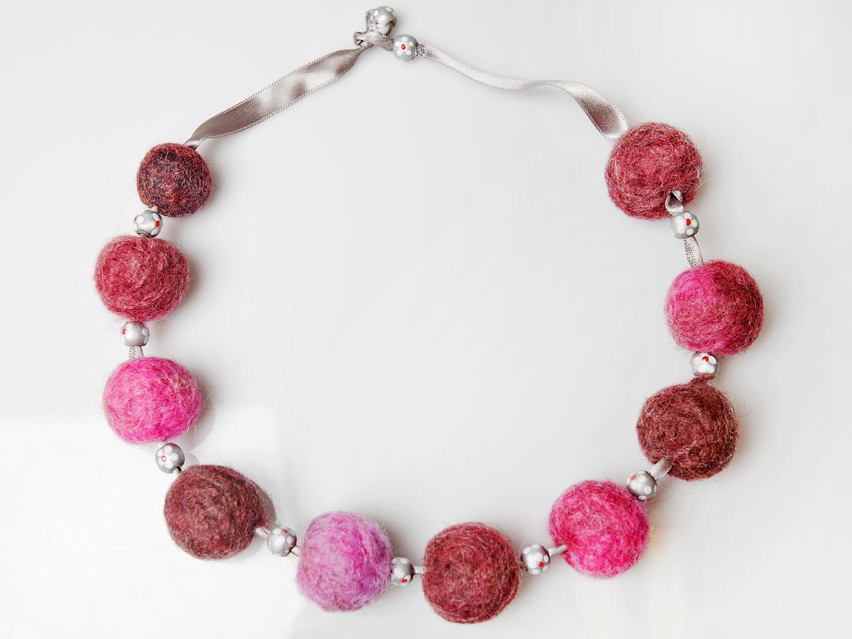 Huovutettu kaulakoru