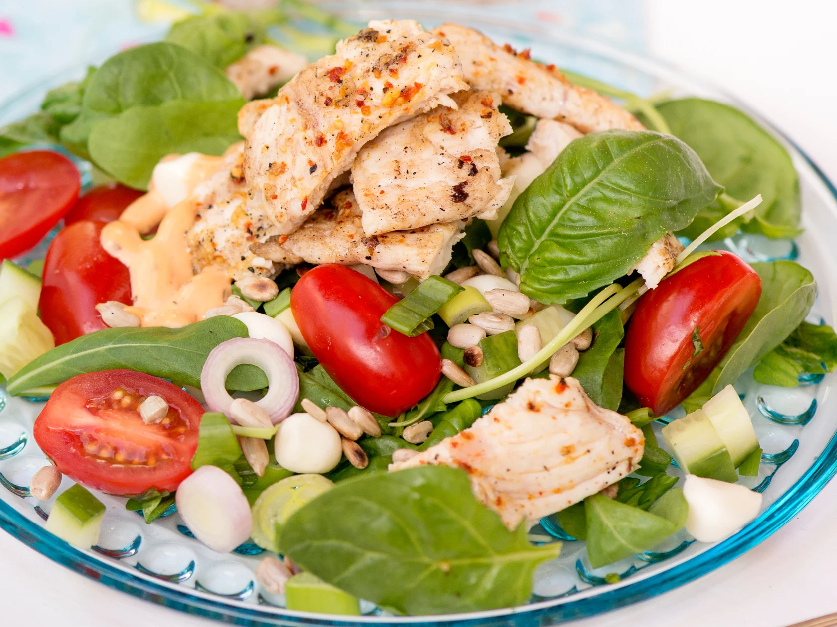 Broileri-yrttisalaatti