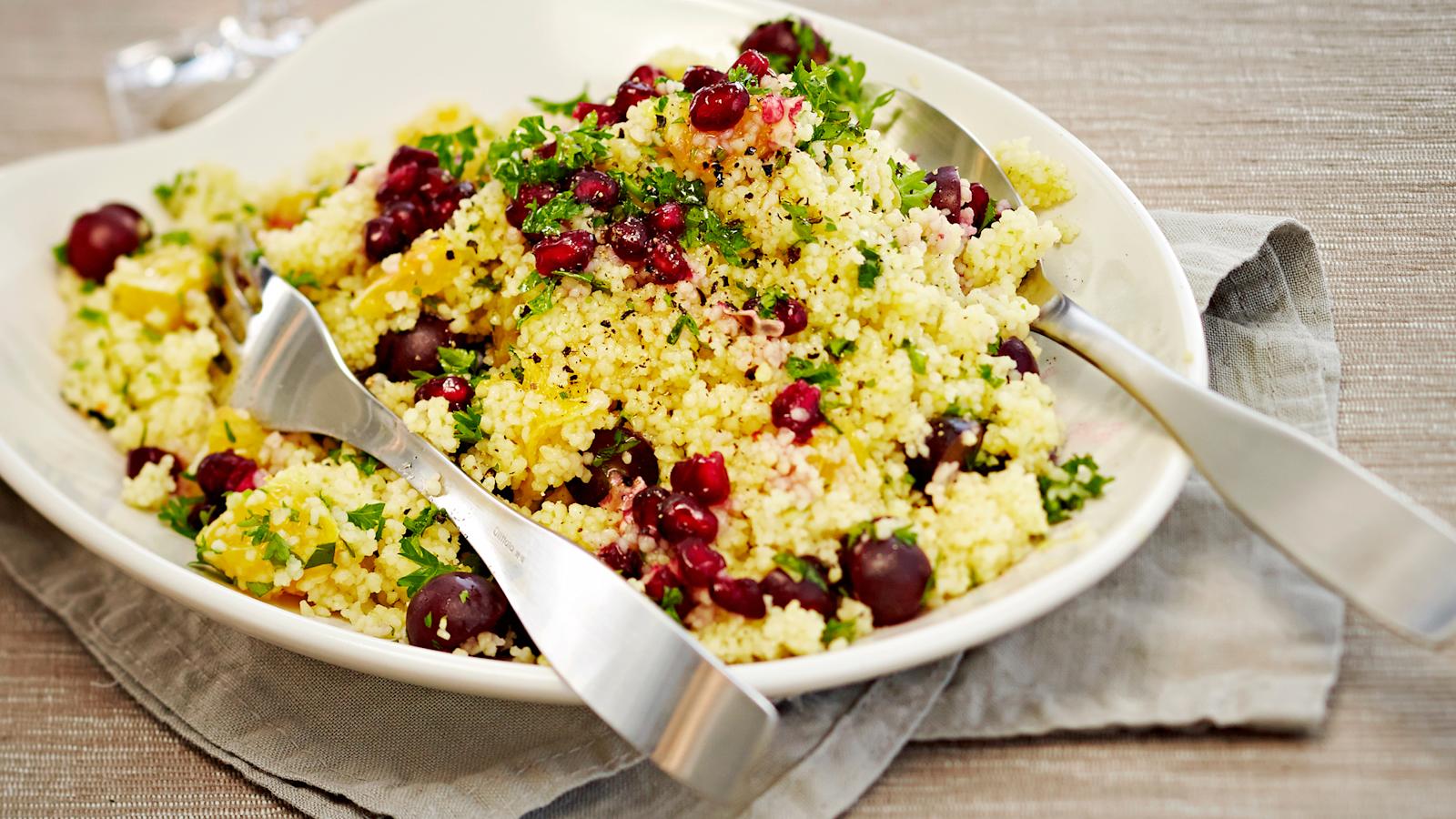 Granaattiomena-kuskussalaatti