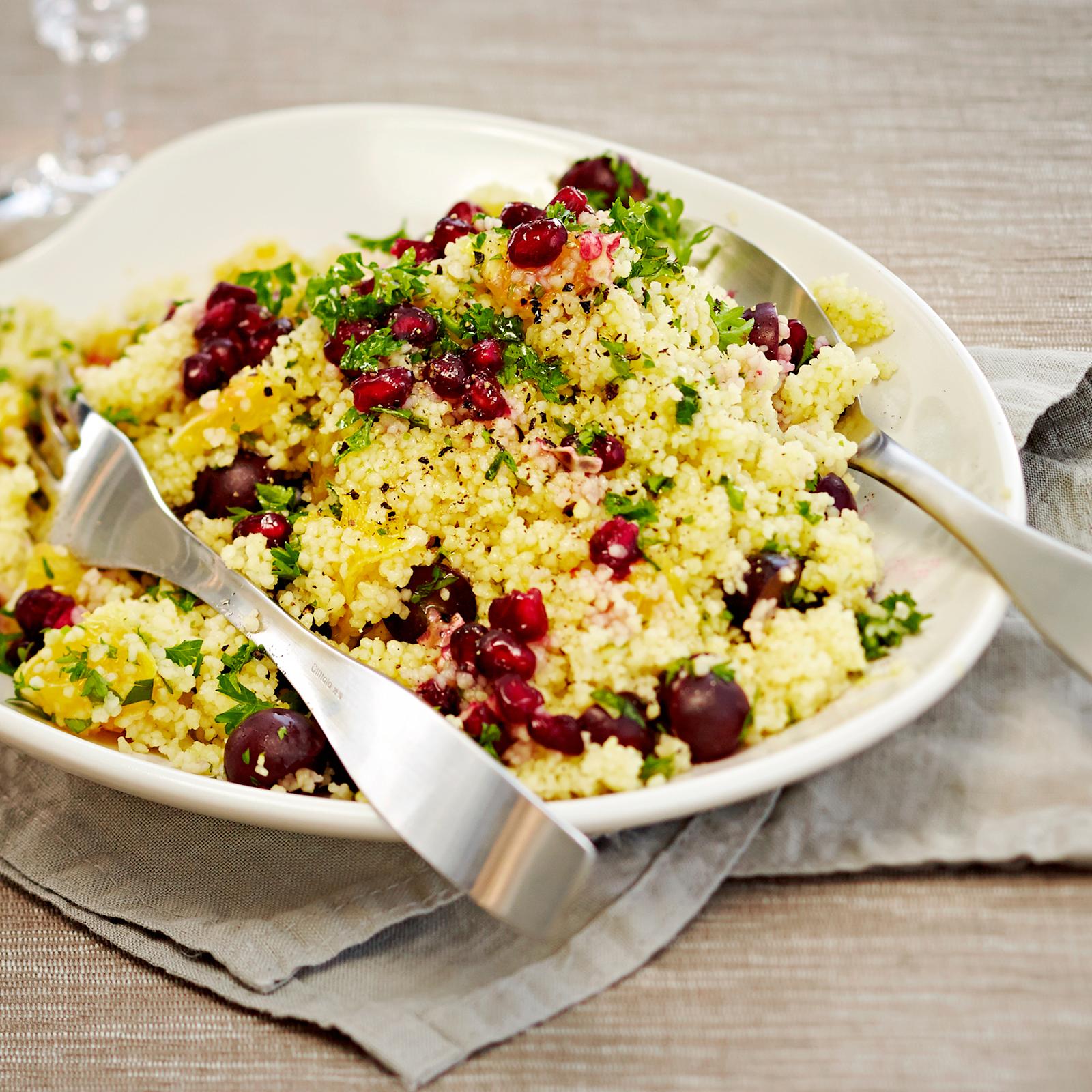 Granaattiomena-kuskussalaatti