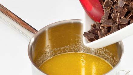 Sulata kattilassa rasva ja nosta syrjään. Lisää joukkoon paloiteltu suklaa ja sekoita, kunnes suklaa on täysin sulanut. Anna jäähtyä.