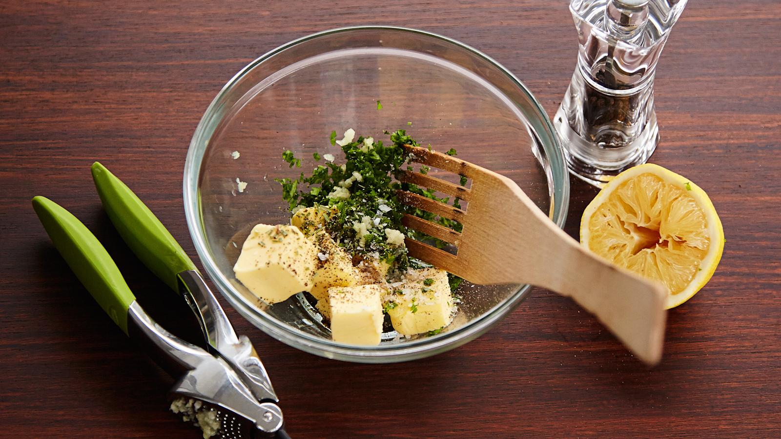 Tee maustevoi. Sekoita voihin muut ainekset. Taputtele voi levyksi paperin päällä ja pane pakastimeen.