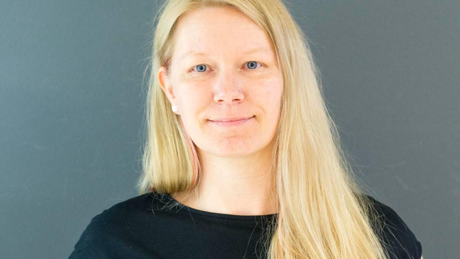 Tanja kaipasi vinkkejä, miten muuttaa arkityyli hehkeäksi kesähäihin. Tanjalla oli vaaleissa hiuksissaan muutama vaaleanpunainen raita.
