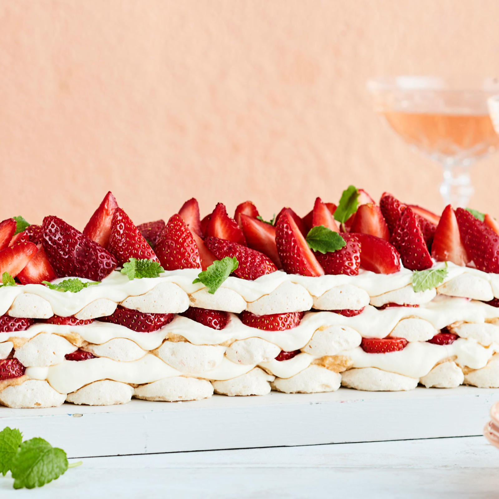 Mantelinen raparperi-mansikkakakku