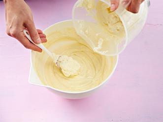 Sekoita rahka, tuorejuusto ja valkosuklaa. Liuota liivatteet kiehuvaan sitruunamehuun ja valuta seos tasaisena nauhana rahkaseokseen samalla sekoittaen. Nostele joukkoon kermavaahto.