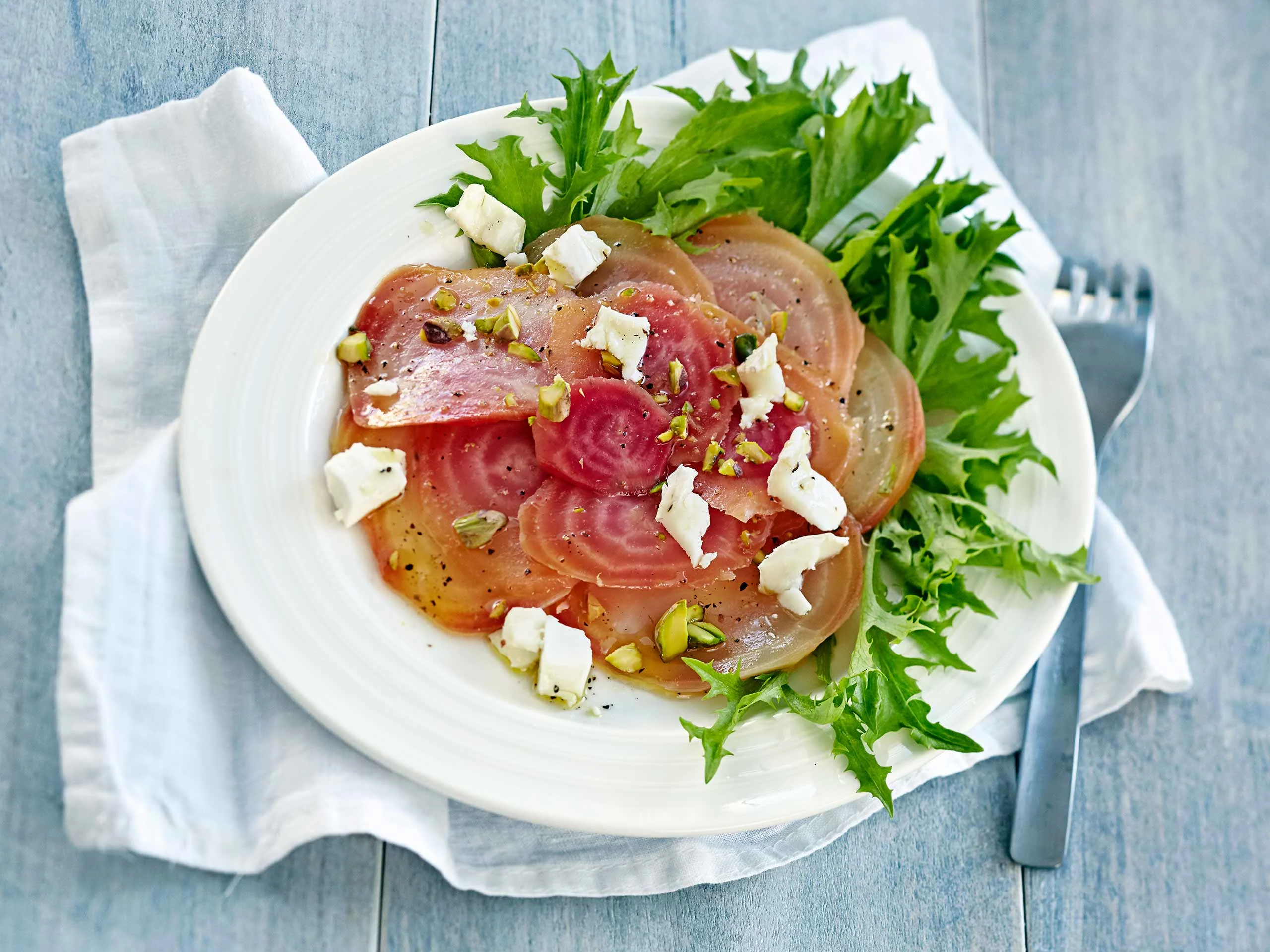 Marinoitu raitajuurisalaatti