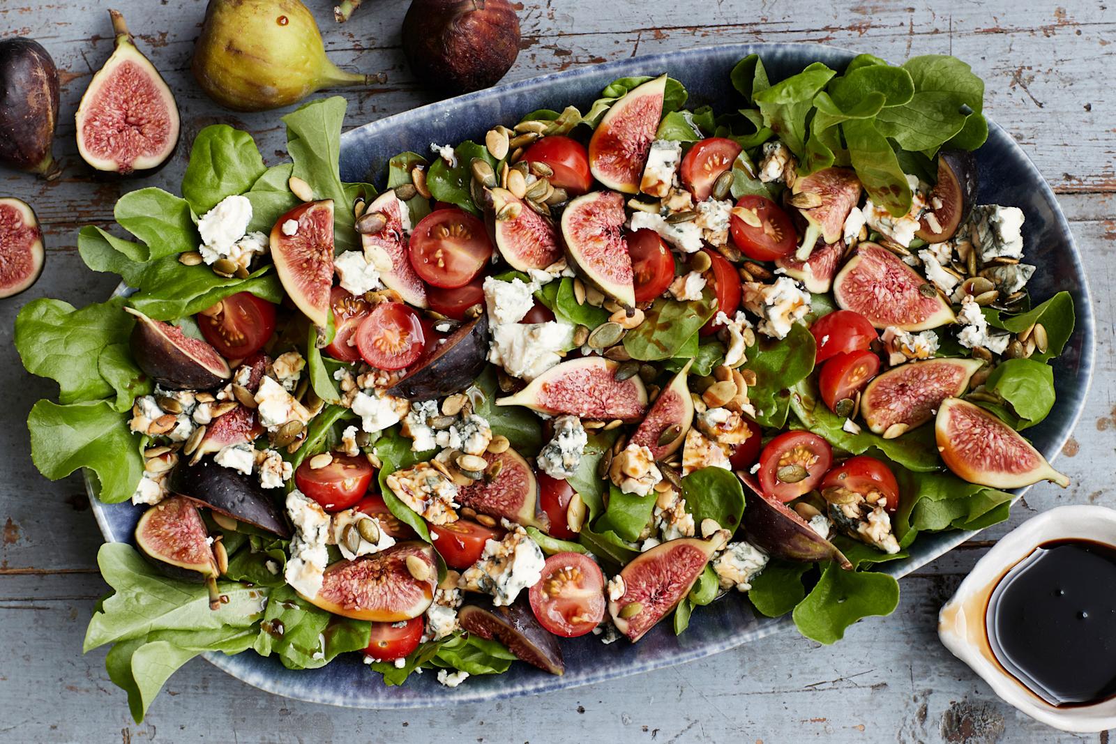 Viikuna-sinihomejuustosalaatti ja balsamicosiirappi