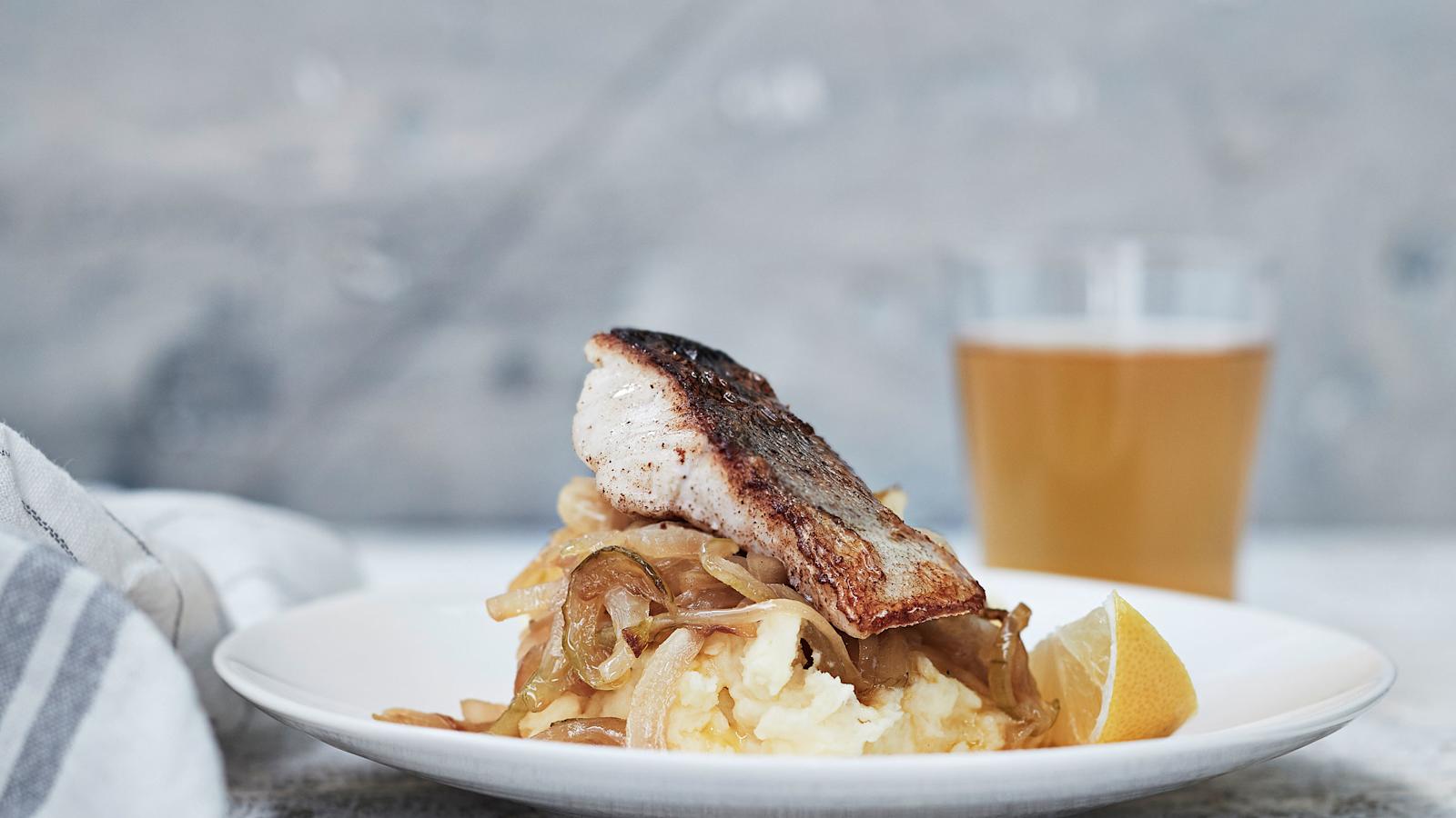 Pannukalaa ja vehnäolutsipulia