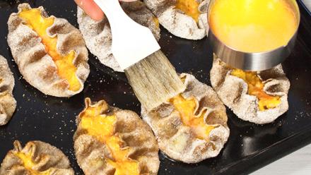 Voitele kypsät piirakat rasva-maitoseoksella. Peitä leivinliinalla hetkeksi.Tarjoile piirakat munavoin kanssa.